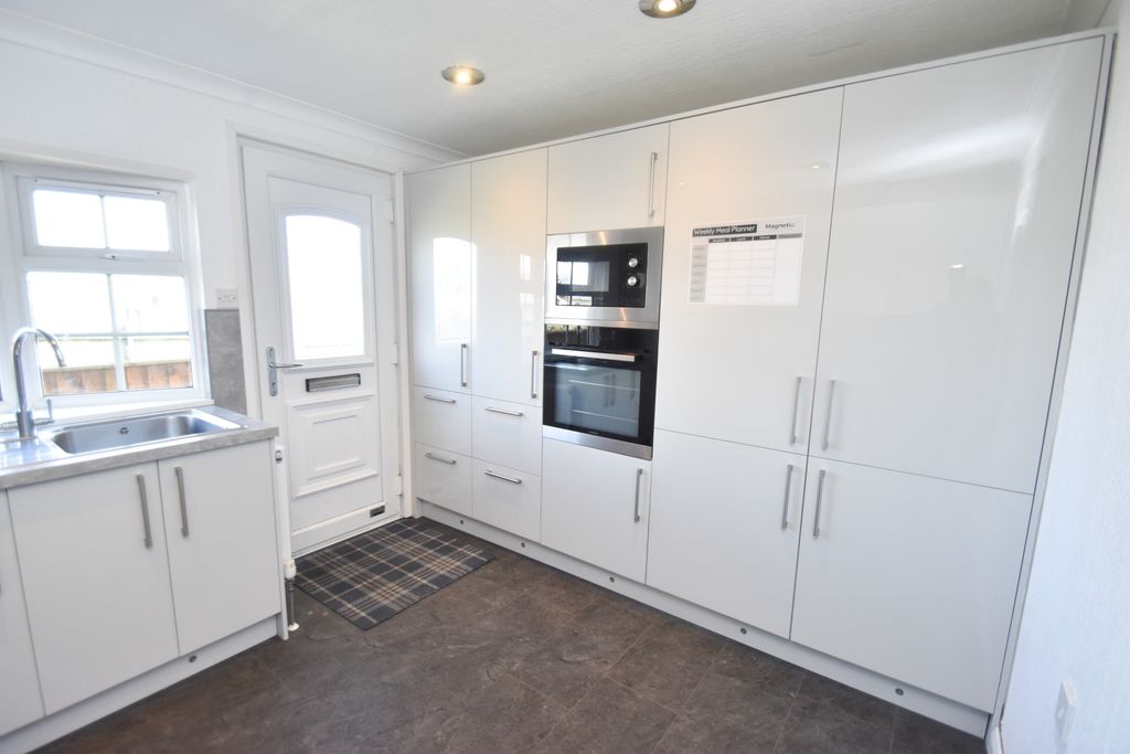 Property photo 3 of 12 Kitchen