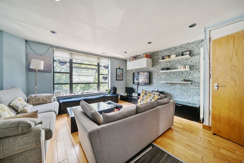 Property photo 3 of 13 Lounge