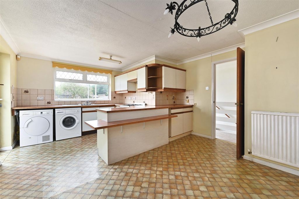 Property photo 3 of 28 Meads Road - Photos (10).Jpg