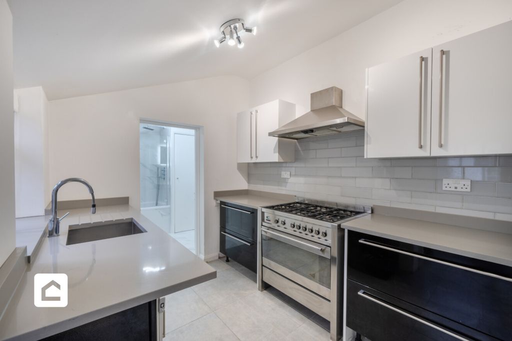 Property photo 2 of 15 9