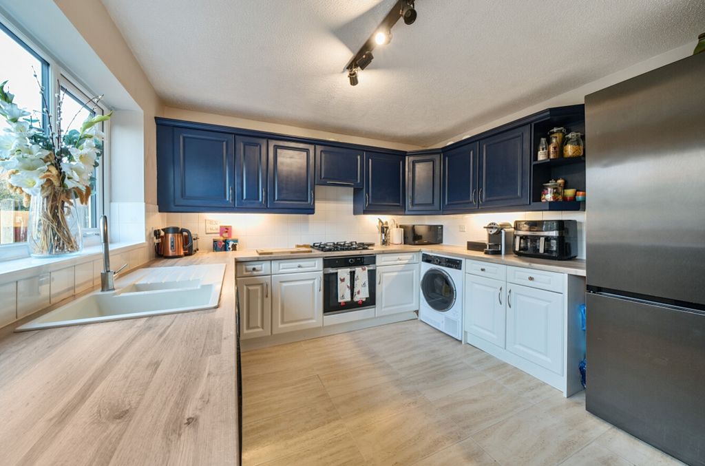 Property photo 2 of 16 Kitchen