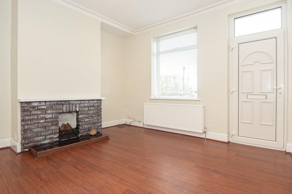 Property photo 2 of 25 Living Room