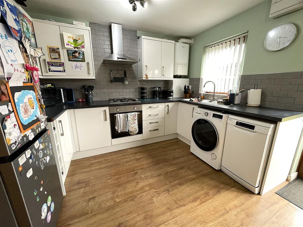 Property photo 2 of 18 Kitchen