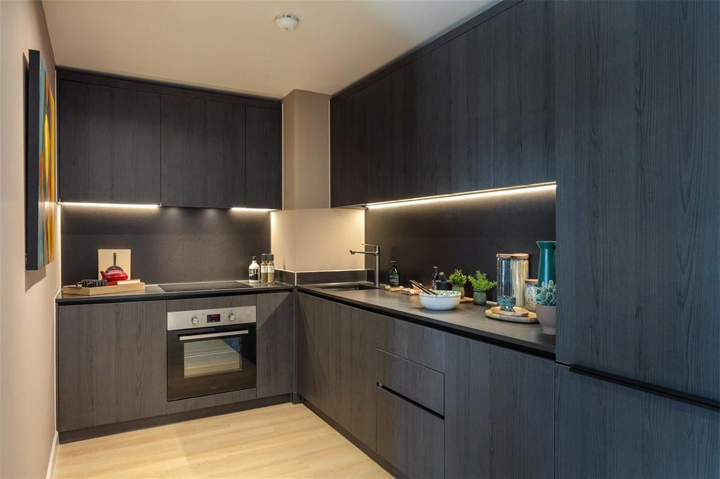 Property photo 3 of 17 Waterhouse Gardens