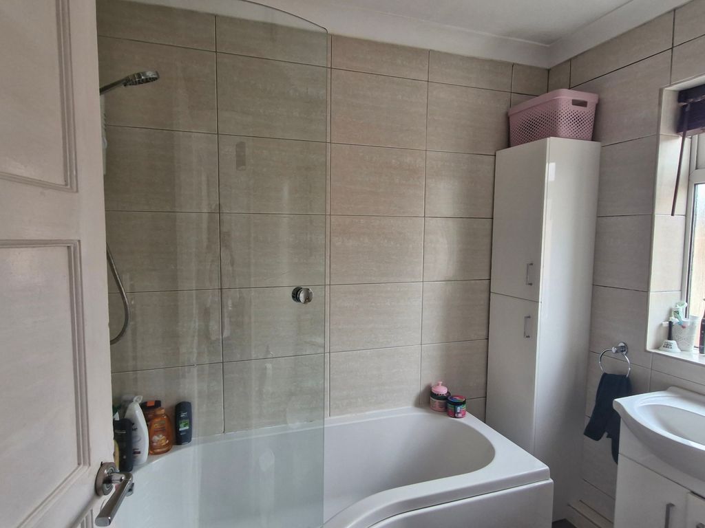 Property photo 2 of 8 Bathroom