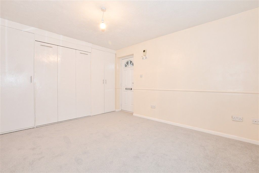 Property photo 3 of 7 Lounge/Bedroom