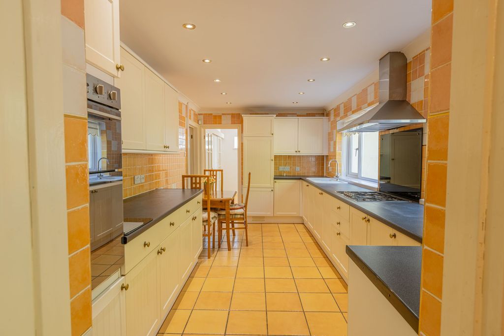 Property photo 3 of 60