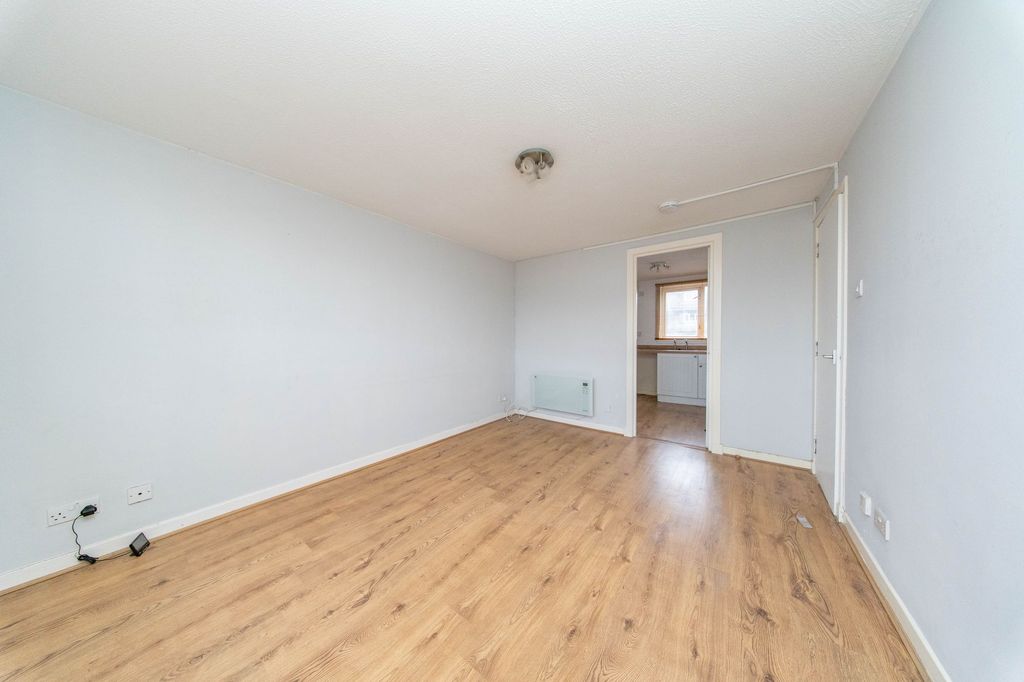 Property photo 3 of 21 Lounge