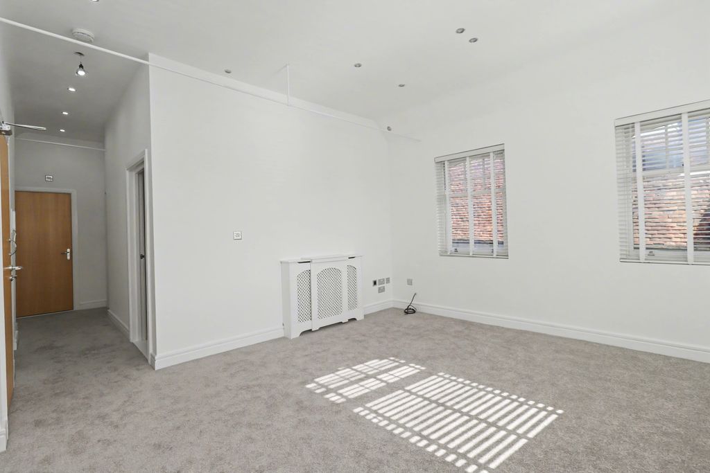 Property photo 3 of 7 Lounge 2