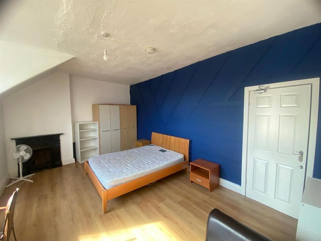 Property photo 1 of 12 Bright, Modern Double Bedroom With A Bold Feature ...