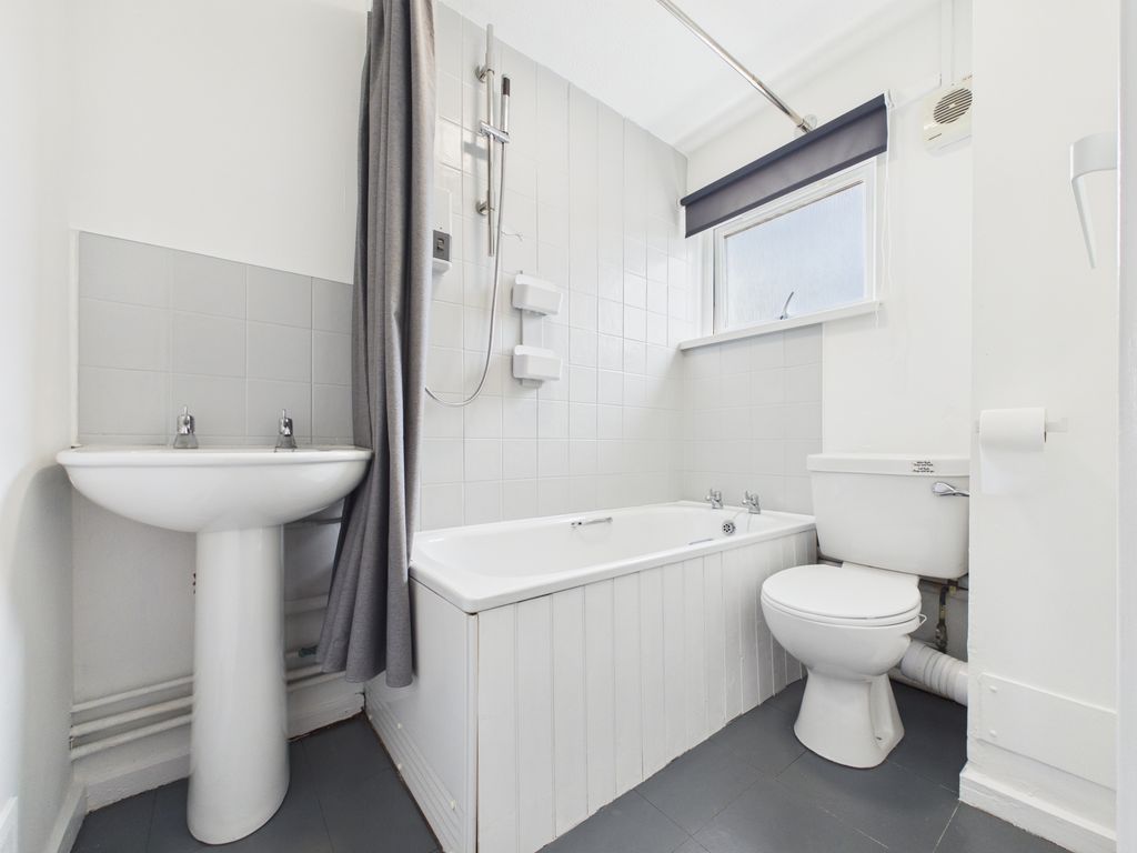 Property photo 3 of 9 Bathroom