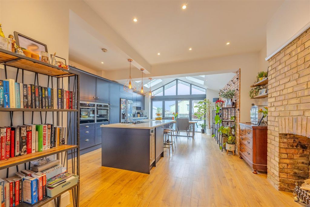 Property photo 3 of 33 Kitchen/Diner