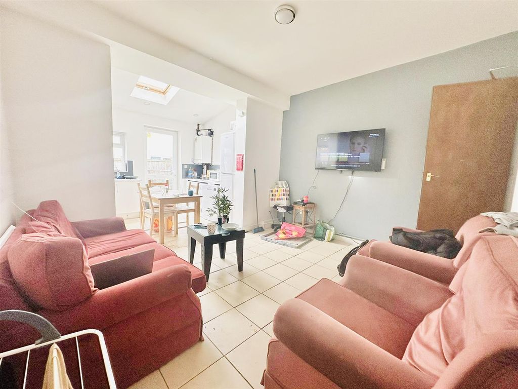 Property photo 3 of 8 Lounge