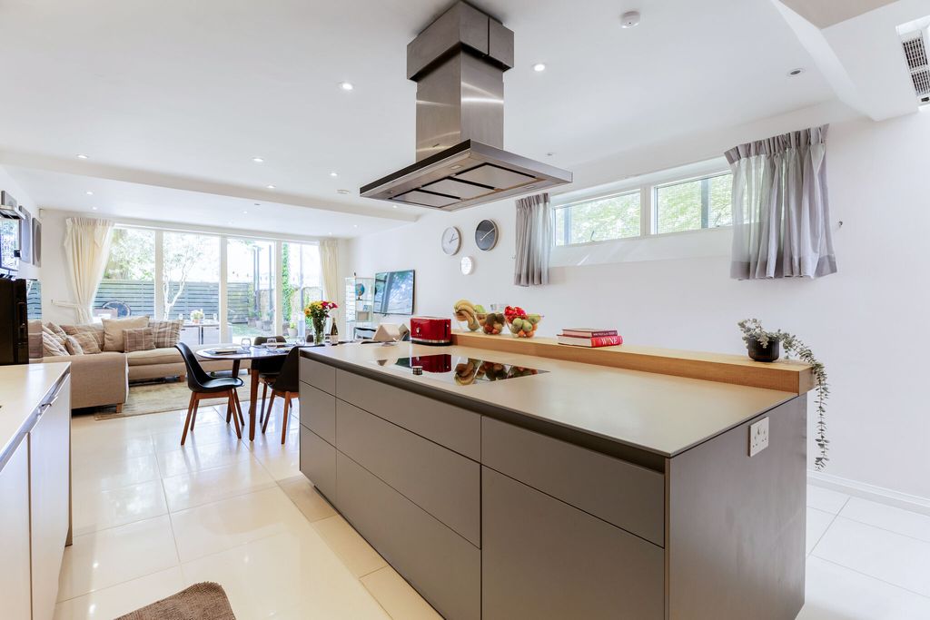 Property photo 2 of 30