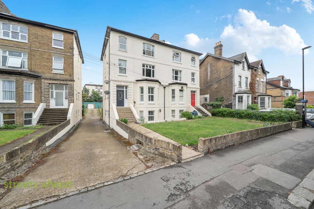 Property photo 2 of 17 3B18B04A-0d3E-4Db...