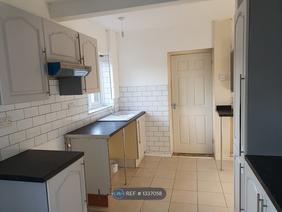 Property photo 3 of 16 Kitchen