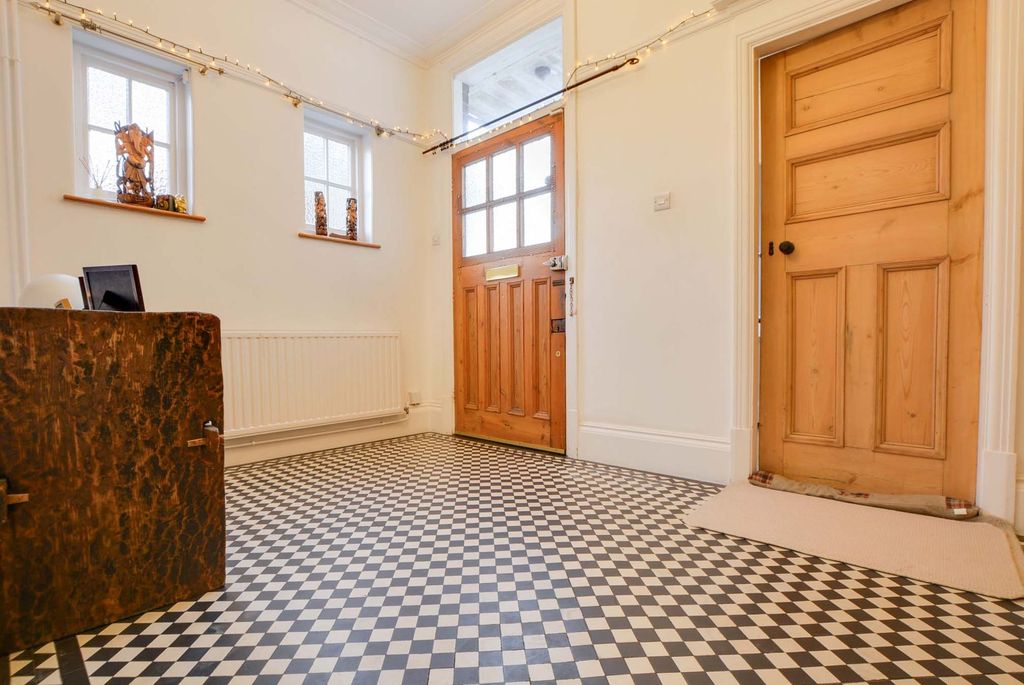 Property photo 2 of 31