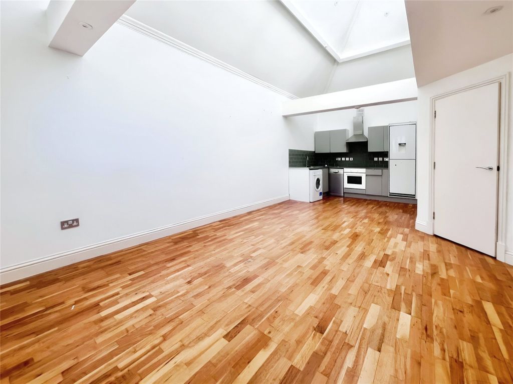 Property photo 3 of 8 Living Room/ Kitchen