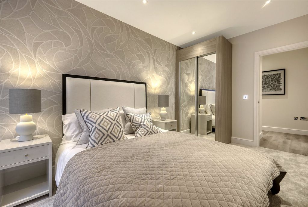 Property photo 1 of 9 Principal Bedroom