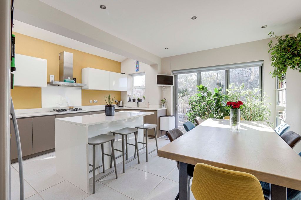 Property photo 2 of 32