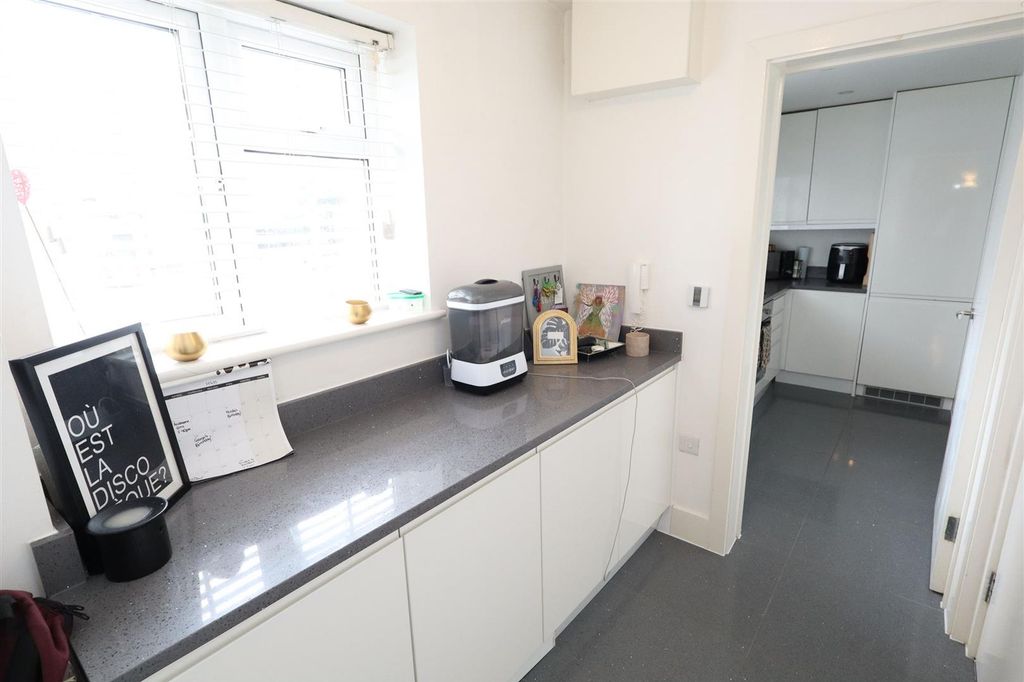 Property photo 2 of 9 Kitchen