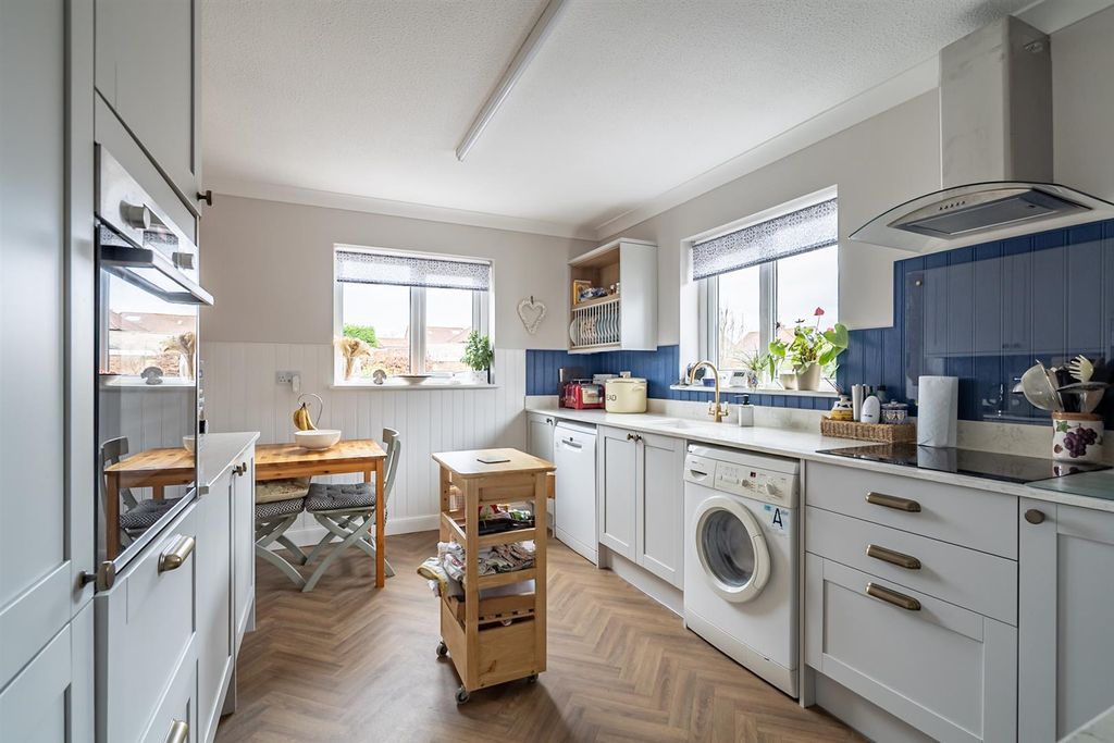 Property photo 3 of 12 Kitchen / Diner