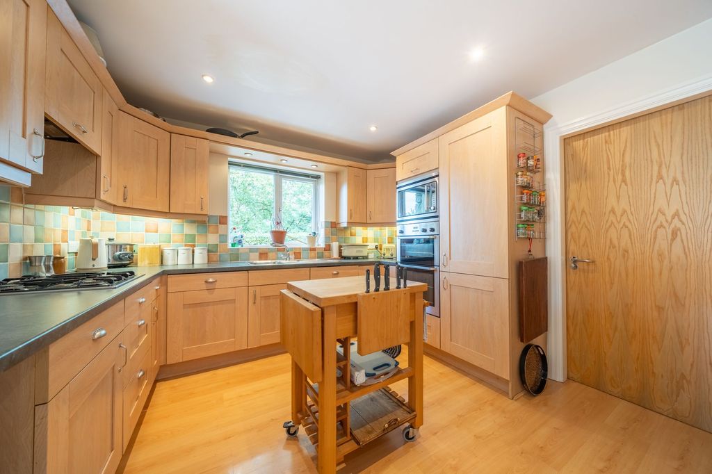 Property photo 3 of 37