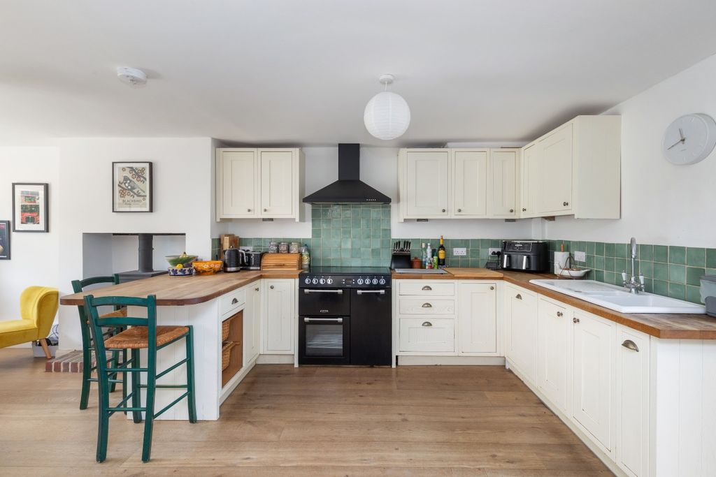 Property photo 2 of 28 5223381