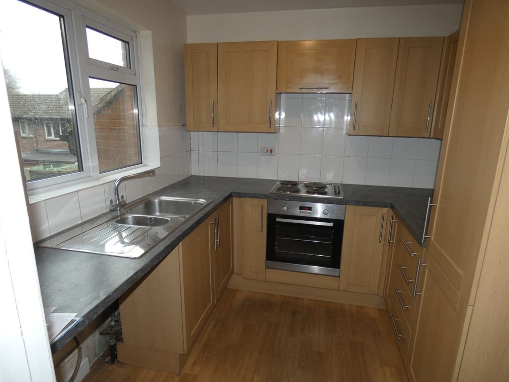 Property photo 3 of 11 Kitchen