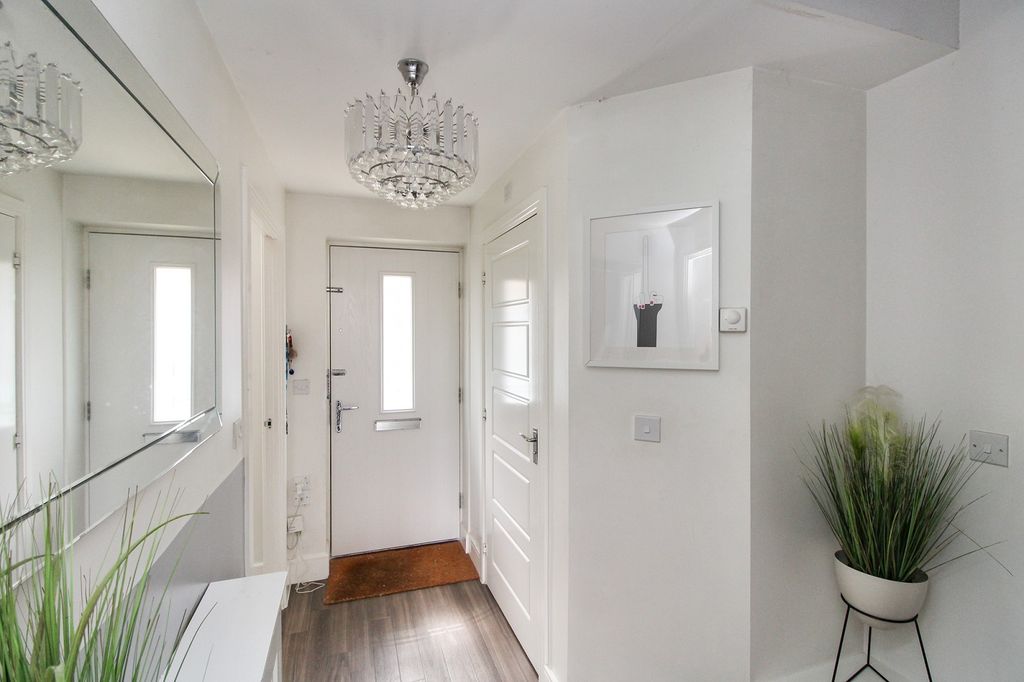 Property photo 2 of 18 Entrance Hall