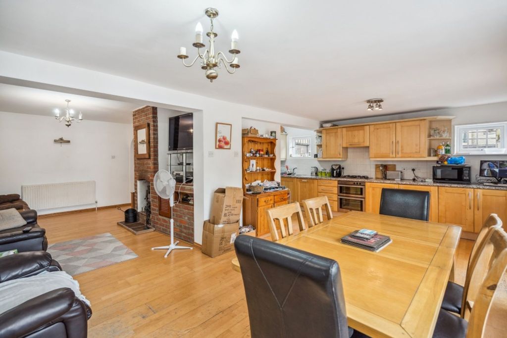 Property photo 2 of 21
