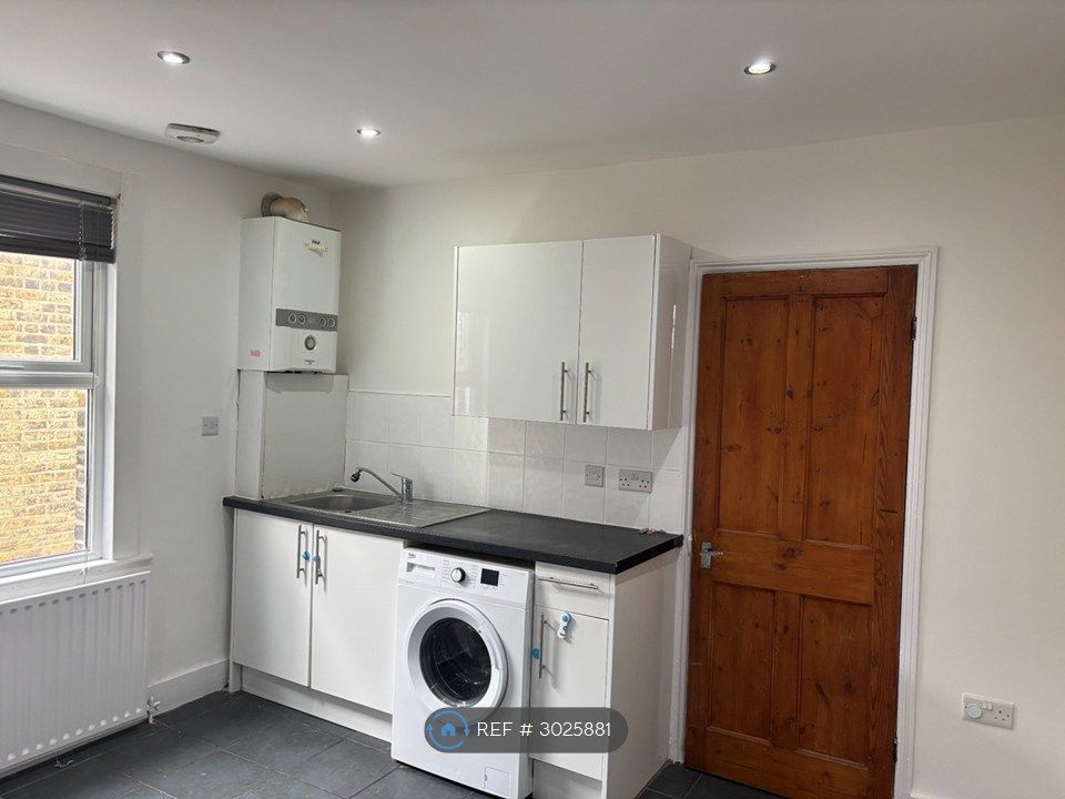 Property photo 3 of 8 Kitchen (2)