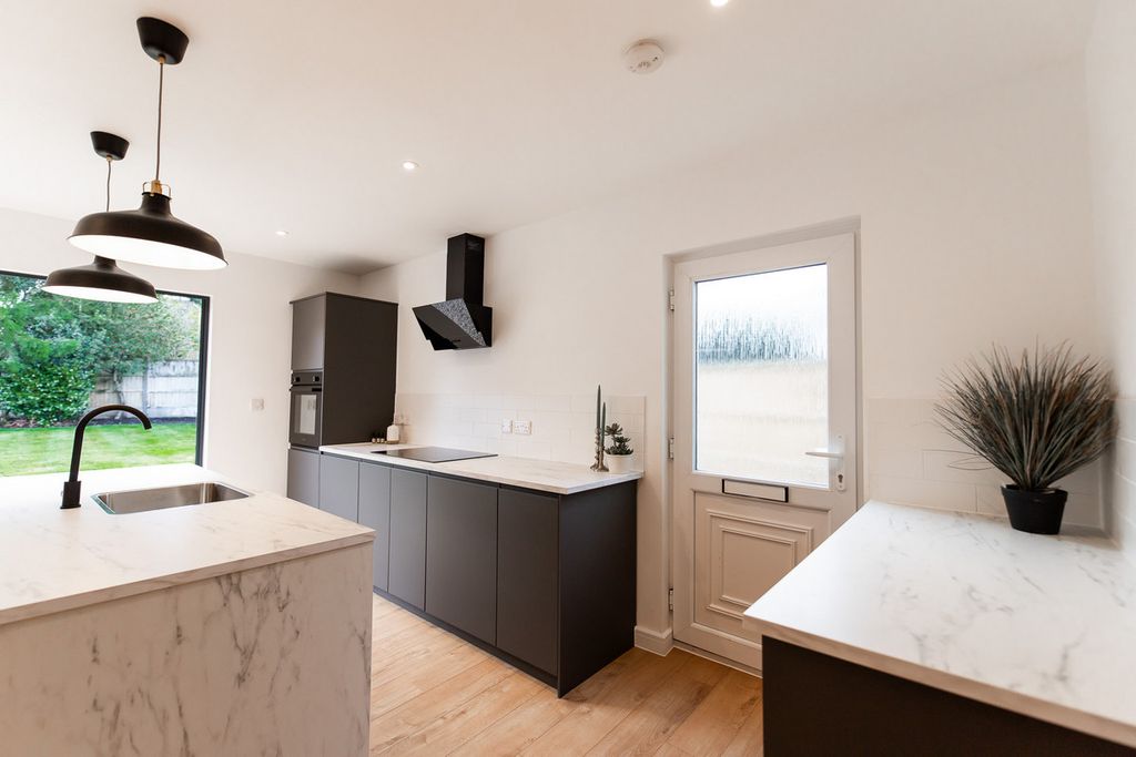 Property photo 3 of 27