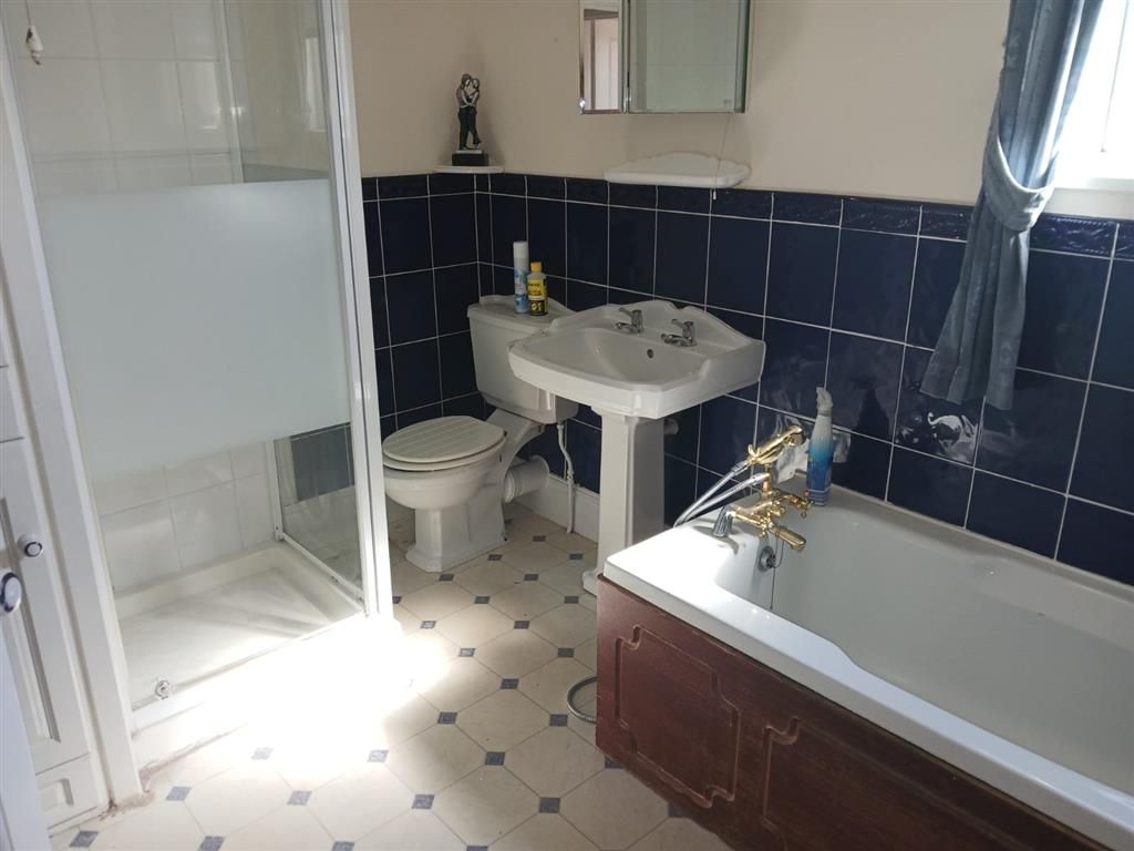 Property photo 3 of 9 Bathroom