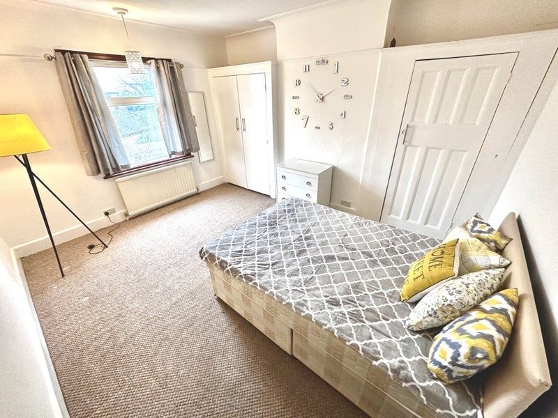 Property photo 1 of 7 Bright And Welcoming Double Bedroom Featuring A Co...