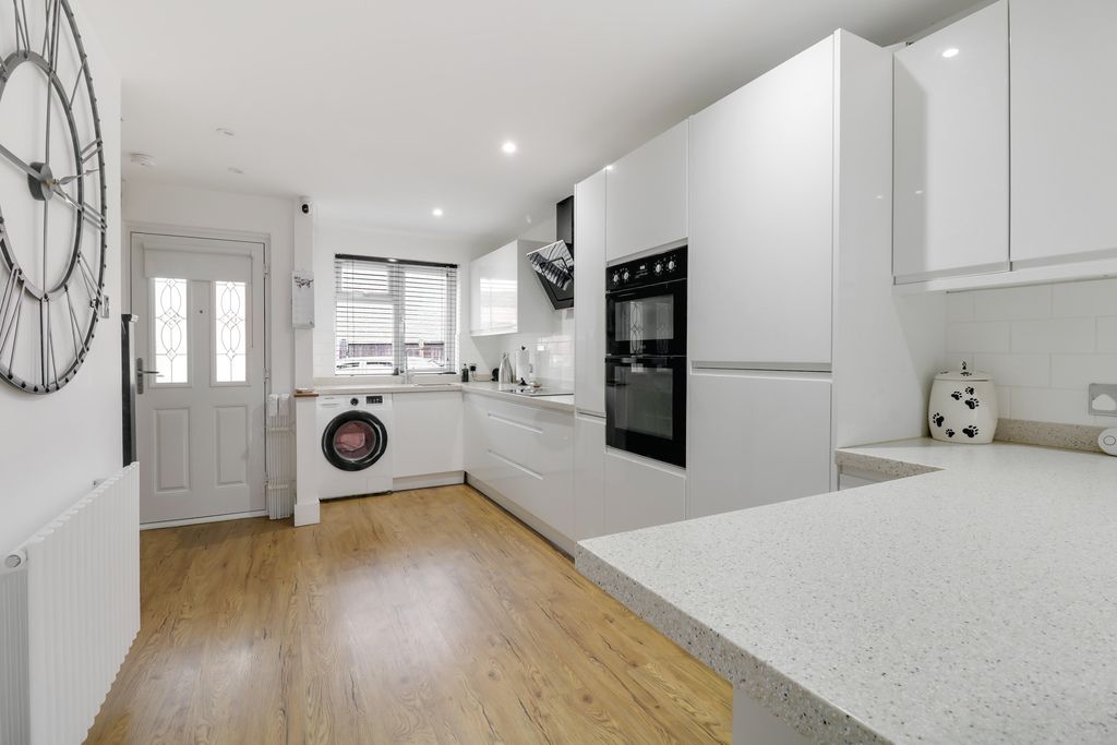 Property photo 2 of 10 Modern Kitchen