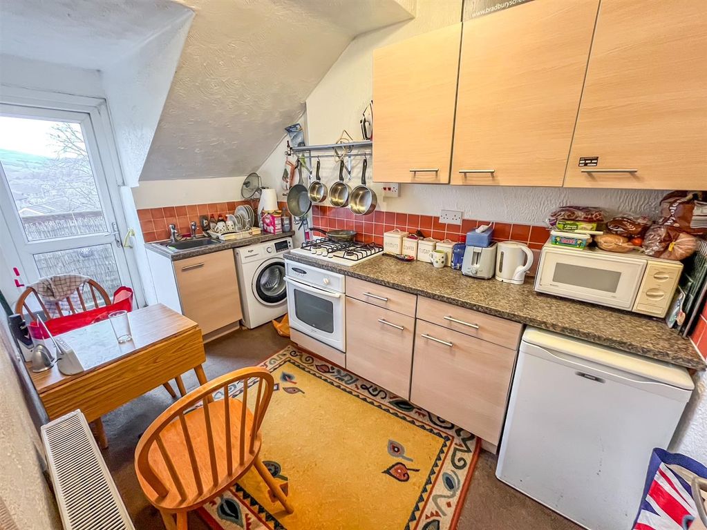 Property photo 3 of 8 Kitchen