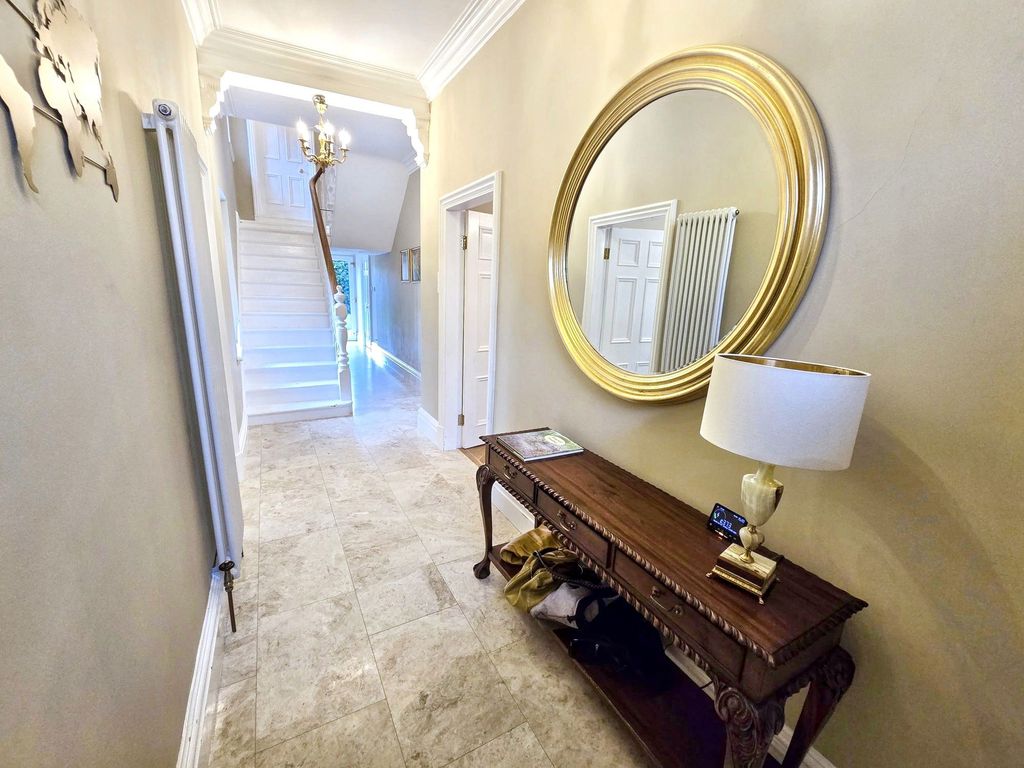 Property photo 2 of 27