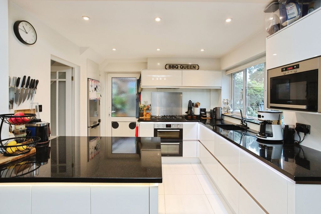 Property photo 2 of 12 Kitchen/Dining