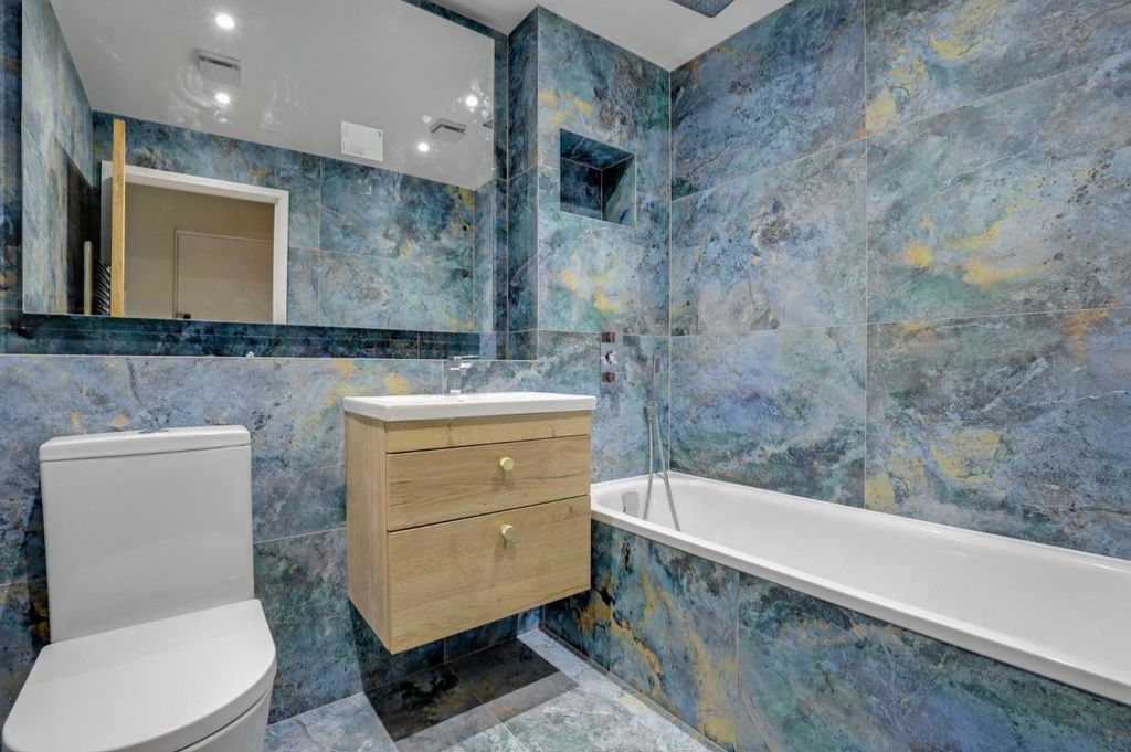 Property photo 1 of 15 03-5Edfjhpropwpen - 44 Ashurst Close - 1.Jpg