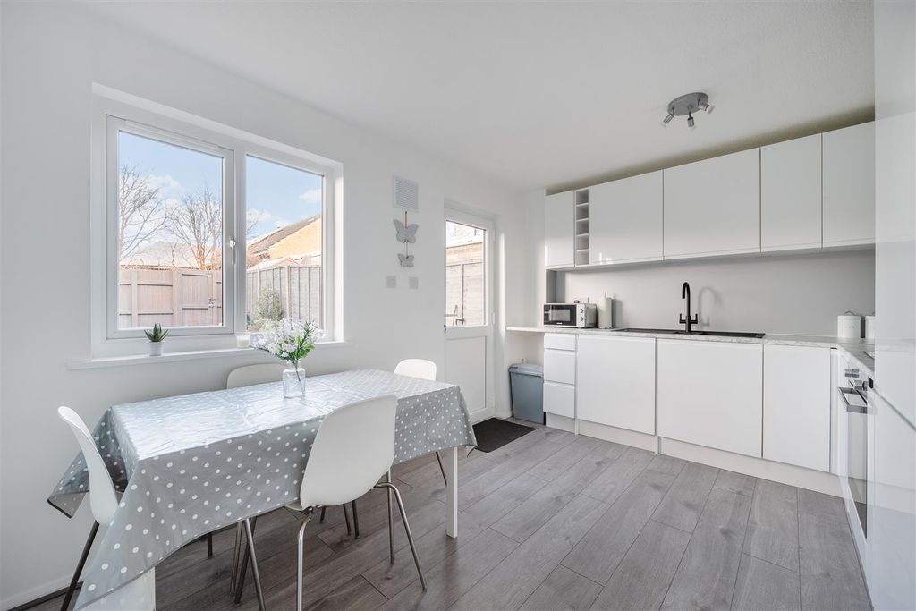 Property photo 2 of 18 1386943-12-692ee42F9705F.Jpg