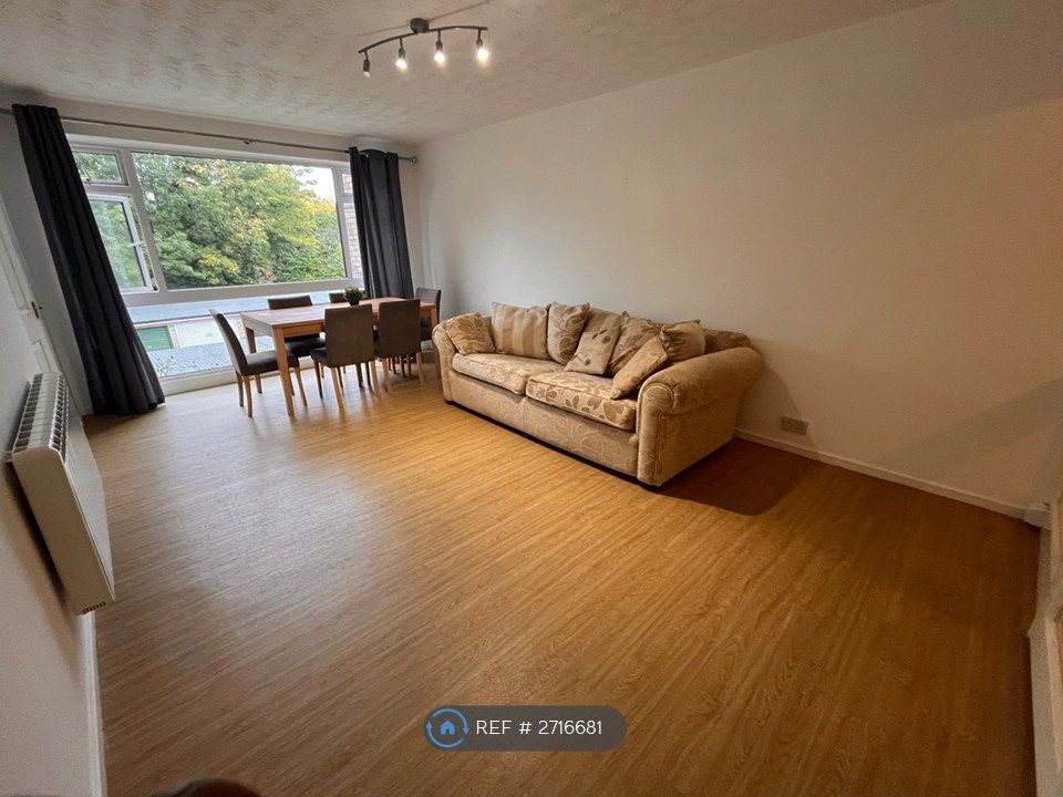 Property photo 1 of 13 Lesley Court Rg30 - Lounge