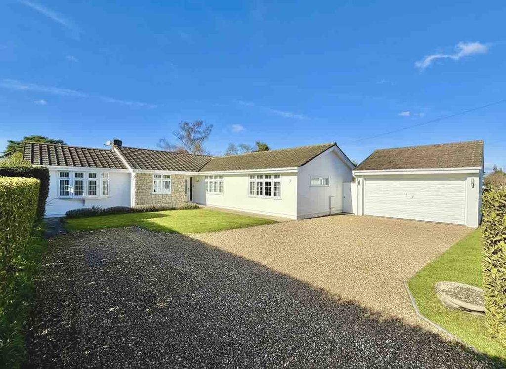 Property photo 1 of 20 Four/Five Bedroom Bungalow