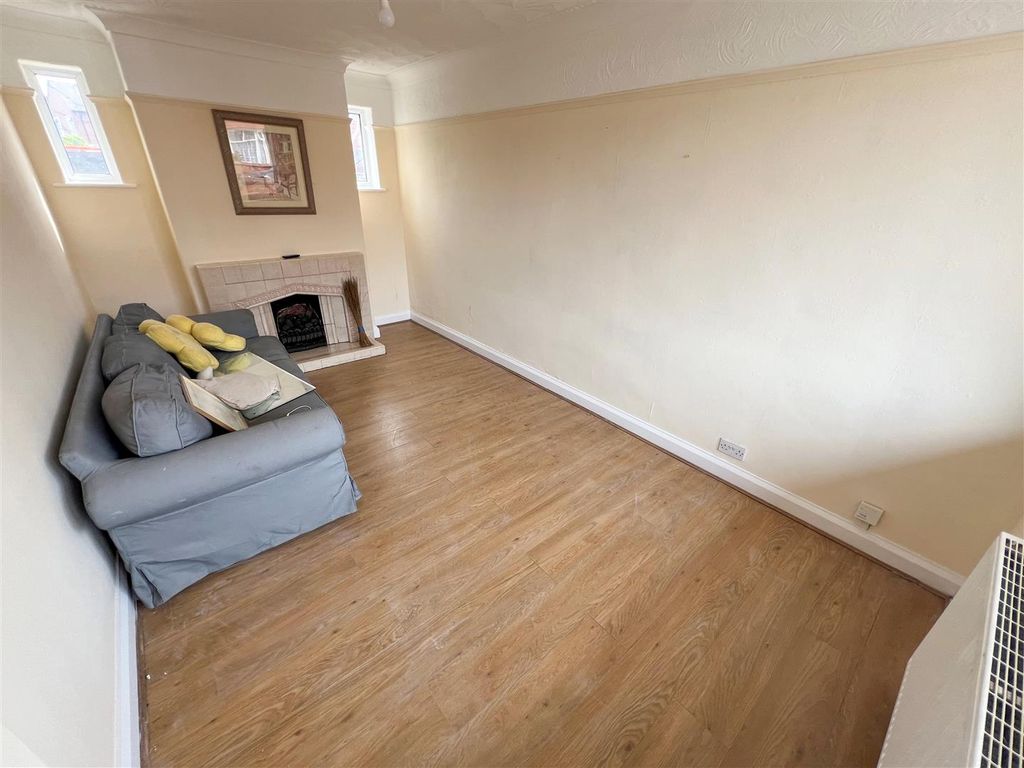 Property photo 3 of 12 Lounge
