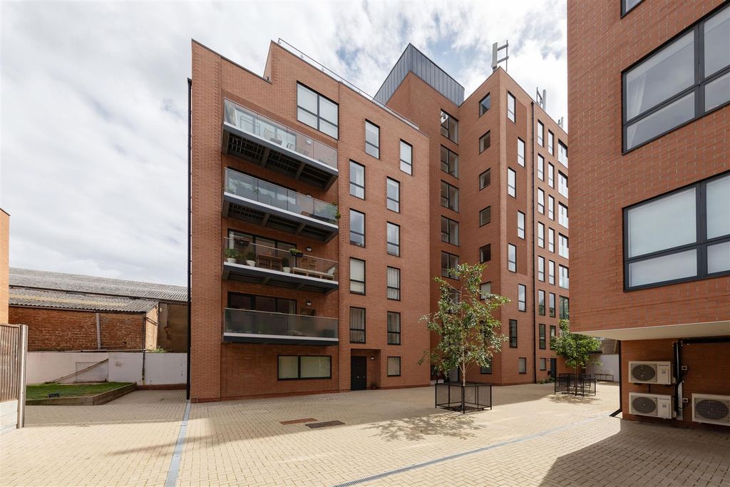 Property photo 2 of 28 Picture House Mews, E17