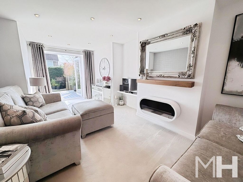 Property photo 3 of 17 Living Room