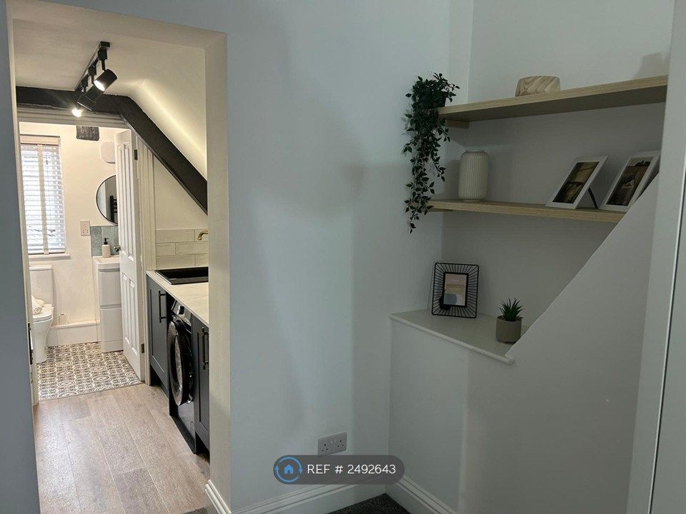 Property photo 3 of 12 Room 8