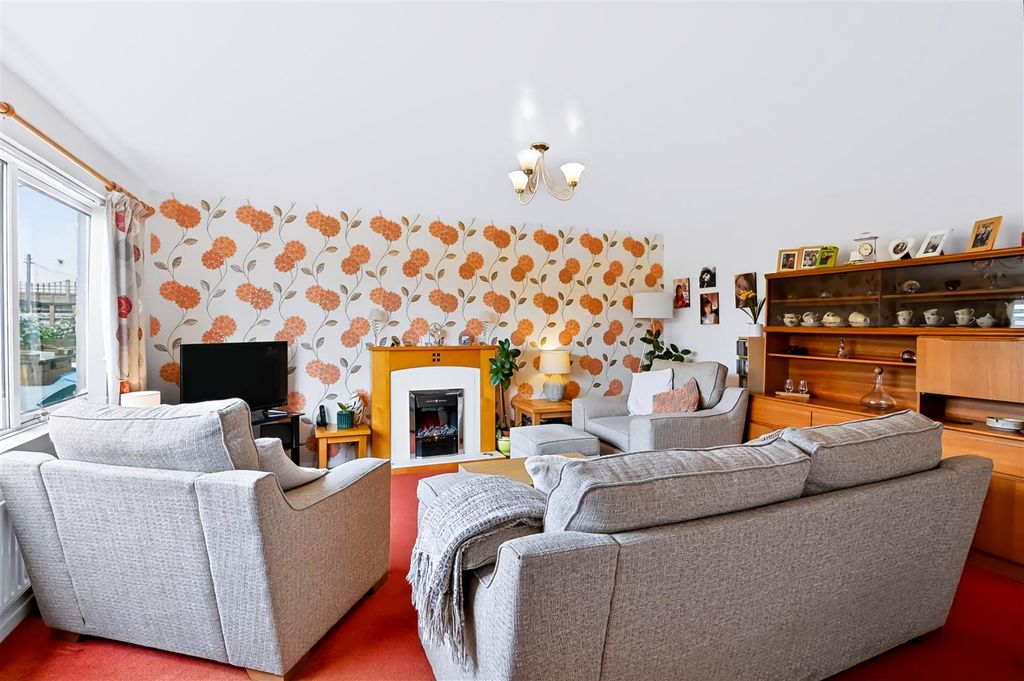 Property photo 3 of 23 13 Mossilee Crescent_7.Jpg