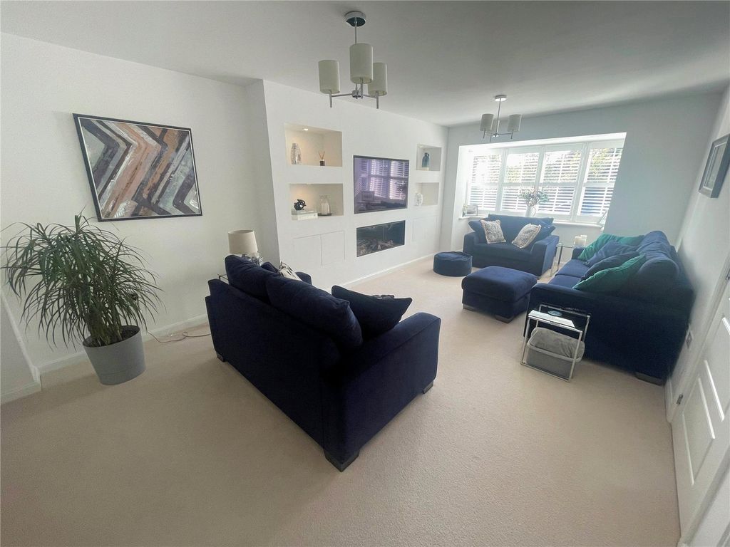 Property photo 3 of 32 Lounge