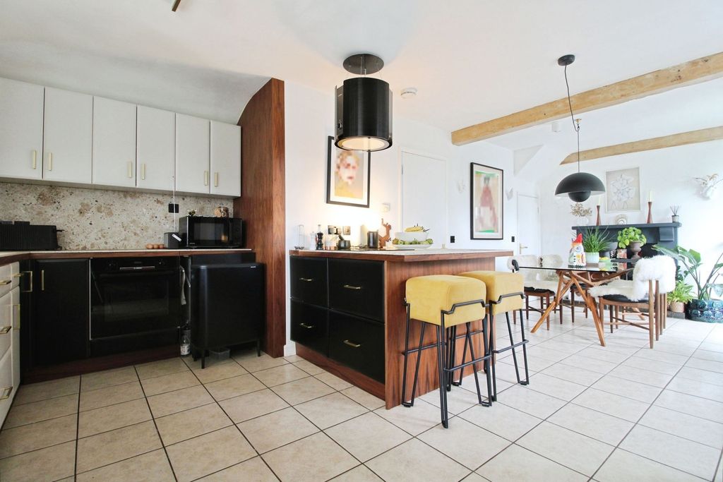 Property photo 2 of 31